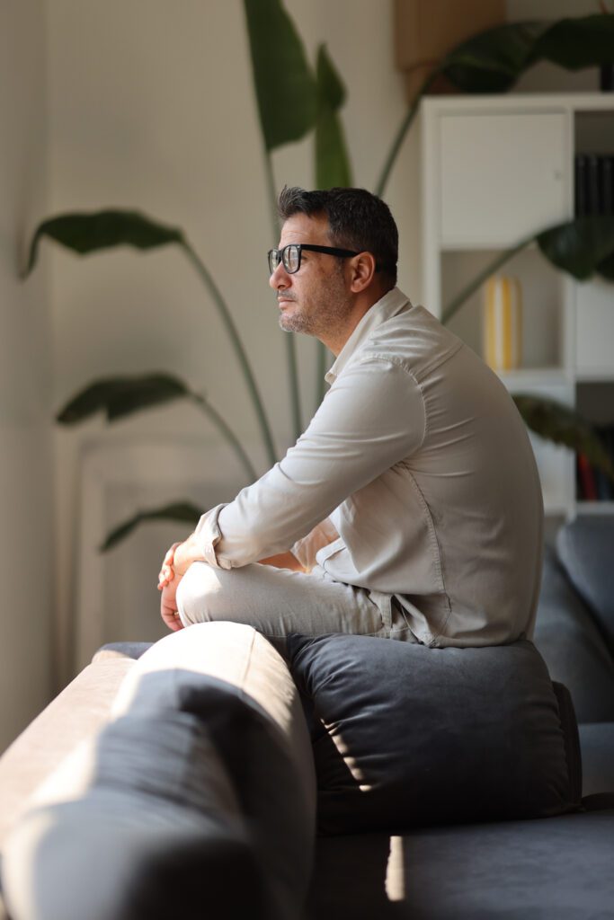 Pensativo perdido en pensamientos sufriendo de depresión